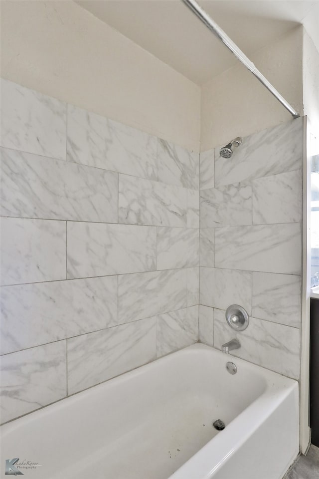 bathroom with tiled shower / bath