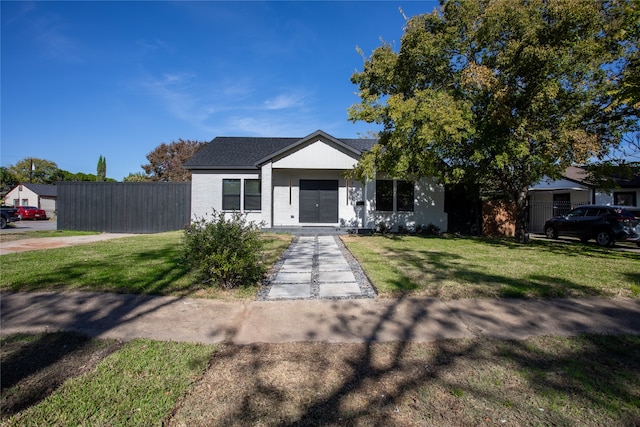 view of front of property with a front yard