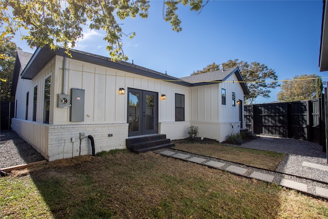 view of front of home with a front lawn