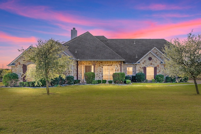 view of front facade featuring a lawn