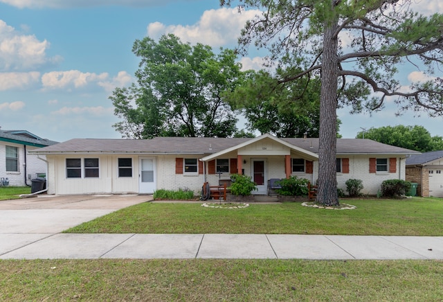 ranch-style house featuring a front lawn and covered porch