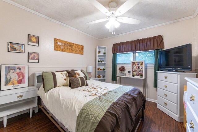 bedroom featuring a textured ceiling, dark hardwood / wood-style floors, ceiling fan, and crown molding