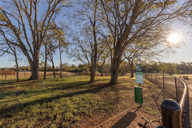 view of yard featuring a rural view