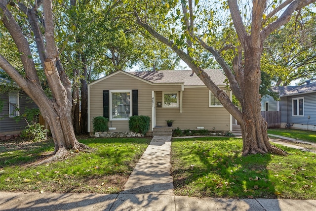 view of front facade featuring a front yard