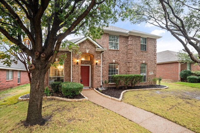 view of front of home featuring a front lawn