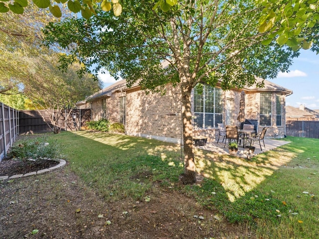 view of yard featuring a patio