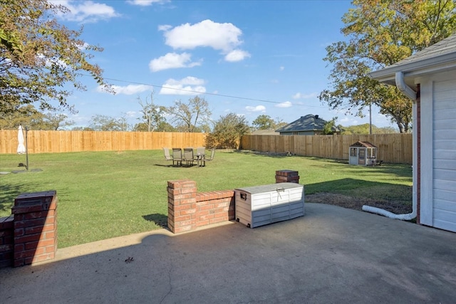 view of yard featuring a patio area