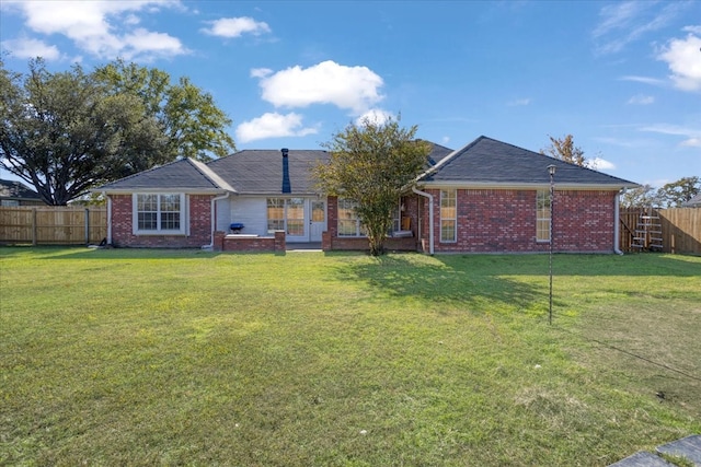 view of front facade featuring a front lawn