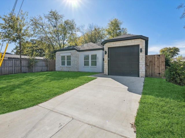 single story home featuring a front lawn