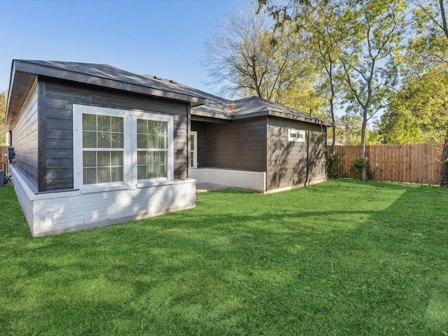 back of house featuring a lawn