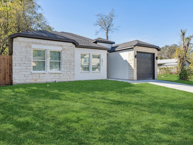 view of front facade featuring a front yard and a garage