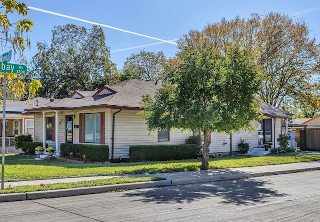 view of front of home featuring a front lawn