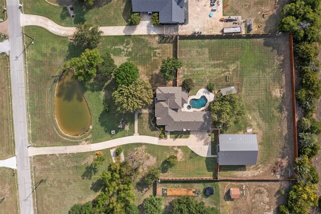 view of front of property featuring a garage, an outdoor structure, and a front yard