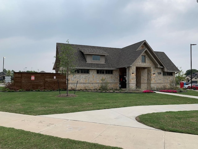 view of front of property featuring a front lawn