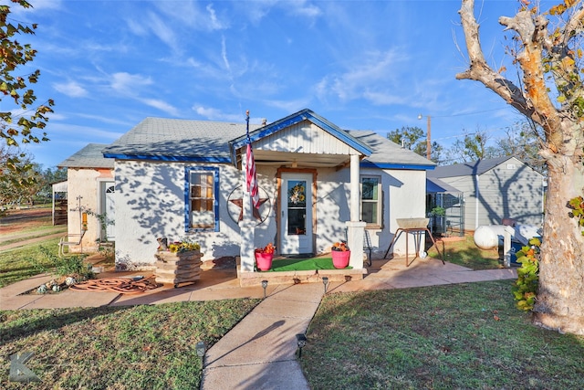 bungalow featuring a front yard