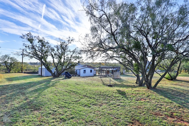 view of yard featuring a storage shed