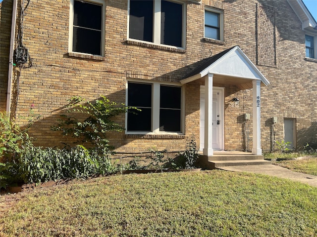 entrance to property featuring a yard