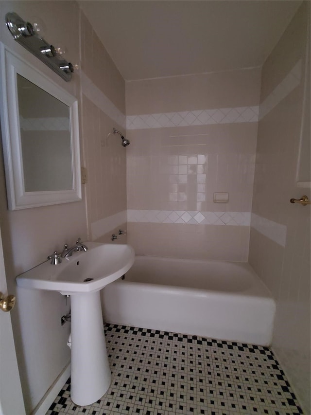 bathroom with tiled shower / bath