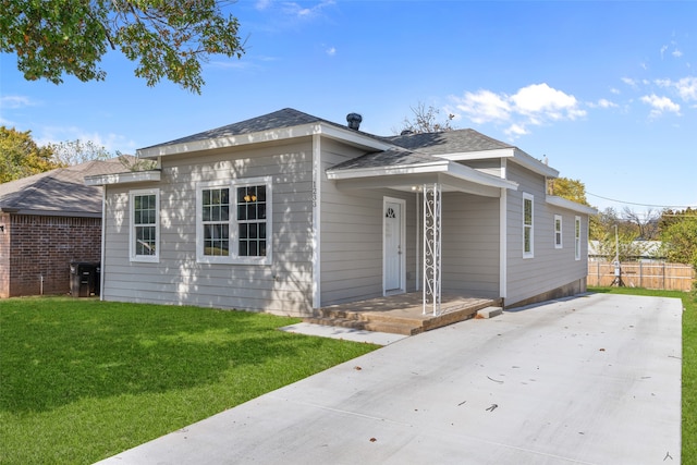 view of front of property featuring a front lawn