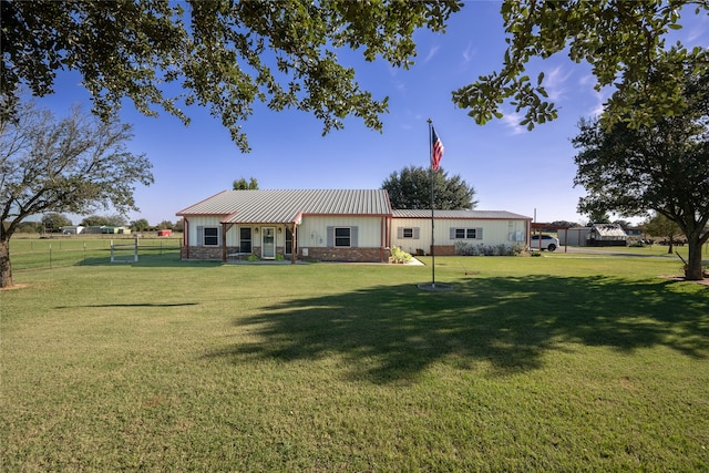 ranch-style home featuring a front lawn