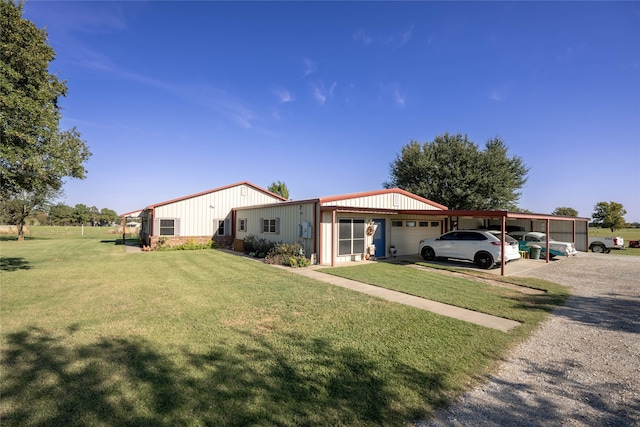 view of front of house featuring a carport and a front yard