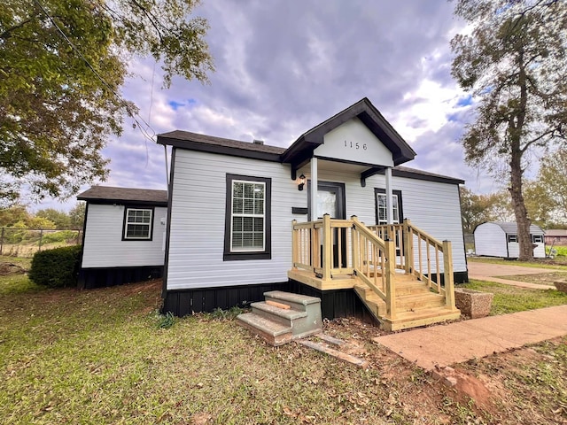 view of front of home featuring a front lawn