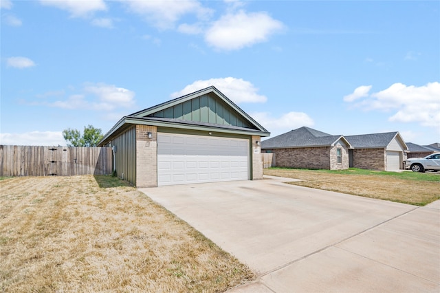 view of front of home featuring a front yard and a garage