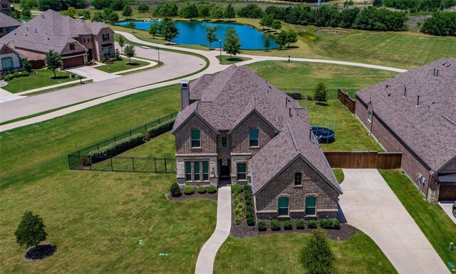 view of front of property featuring a front yard