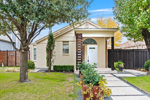 view of front facade with a front yard