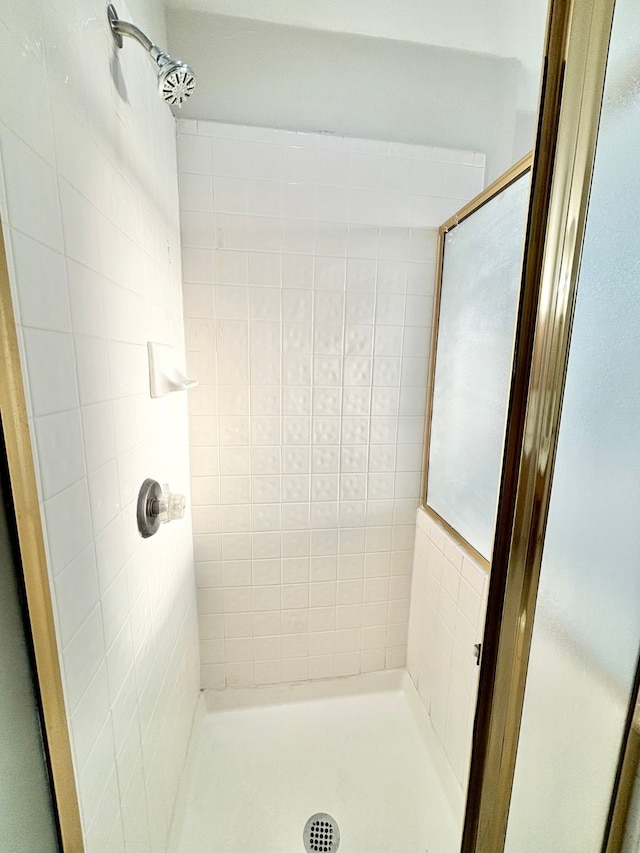 bathroom featuring a tile shower