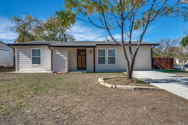 ranch-style house featuring a front yard