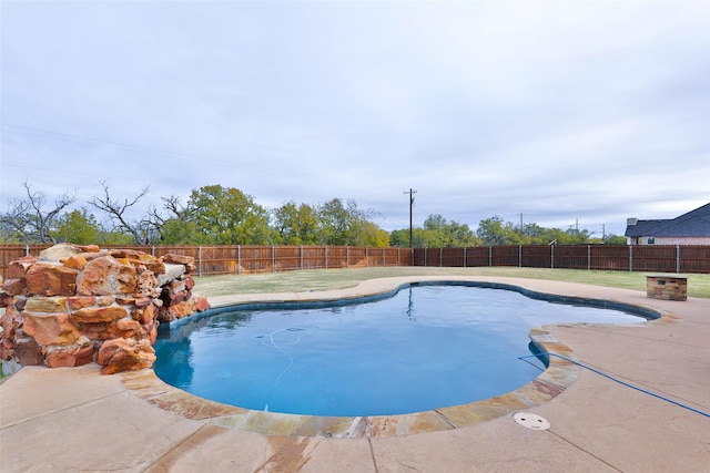 view of swimming pool