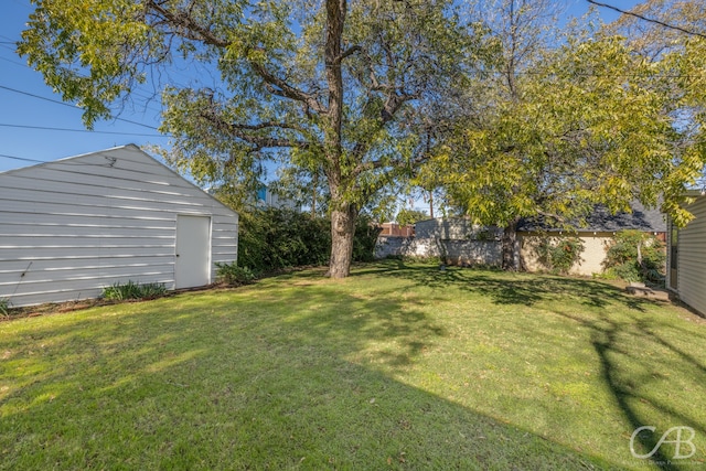 view of yard featuring an outbuilding