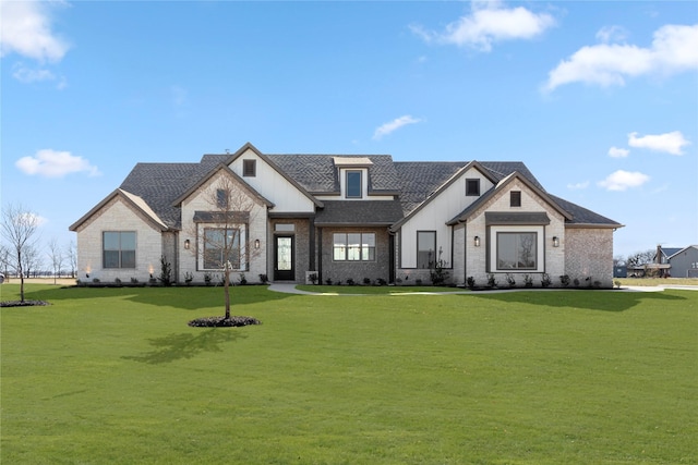 view of front of home featuring a front yard