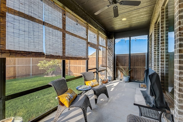 sunroom with ceiling fan