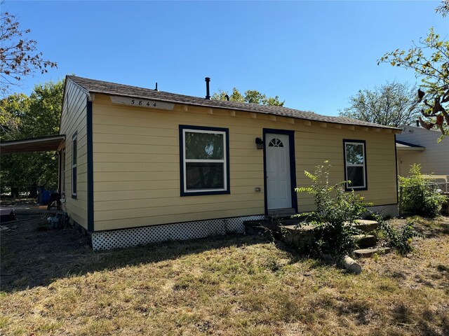 view of front of home featuring a front lawn