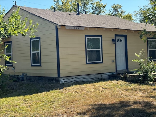 view of front of property featuring a front lawn