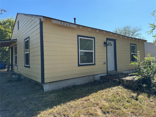 manufactured / mobile home featuring a front yard