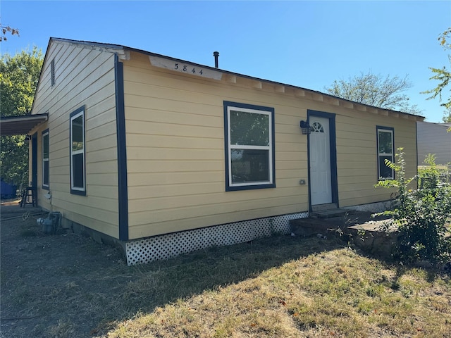 manufactured / mobile home featuring a front lawn