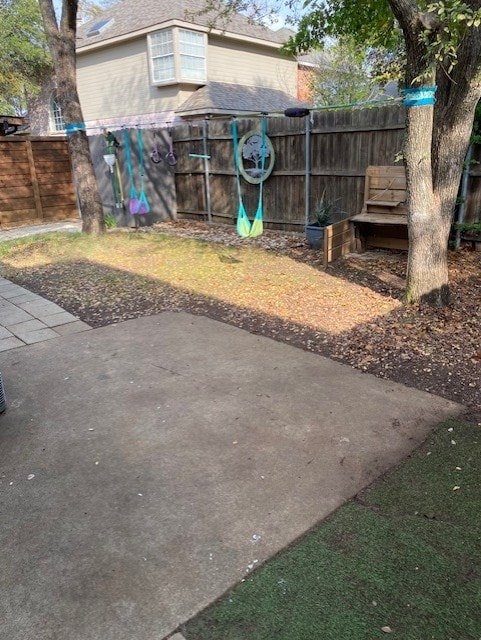 view of yard featuring a patio area