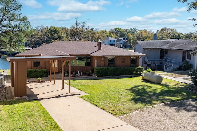 single story home with a front yard