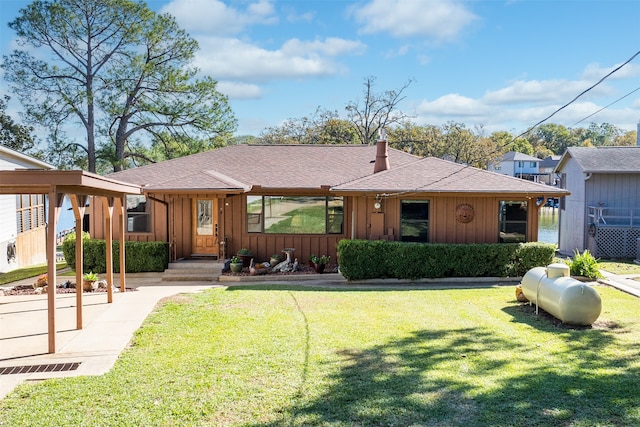 single story home with a front lawn