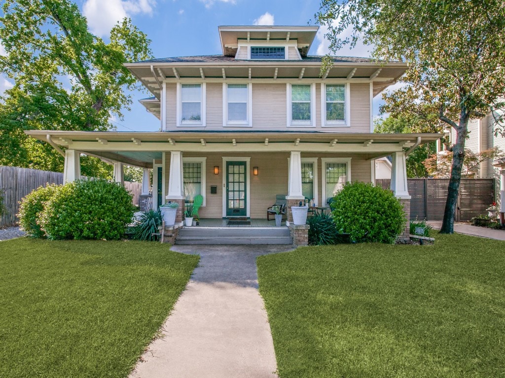 view of front of house featuring covered porch and a front yard