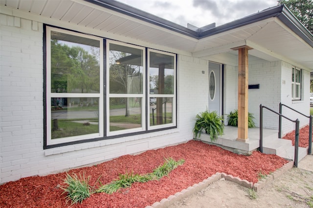 doorway to property with covered porch