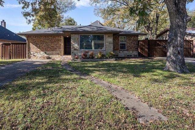 ranch-style home with a front yard