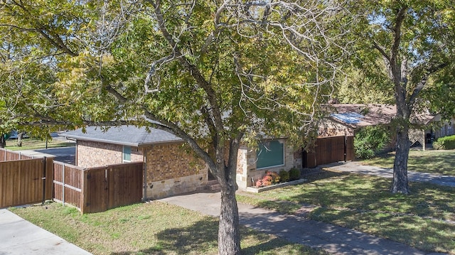 view of side of property featuring a lawn