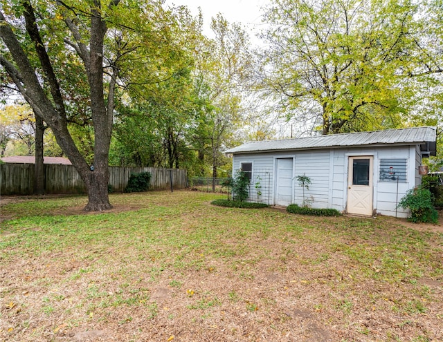 view of yard featuring an outbuilding