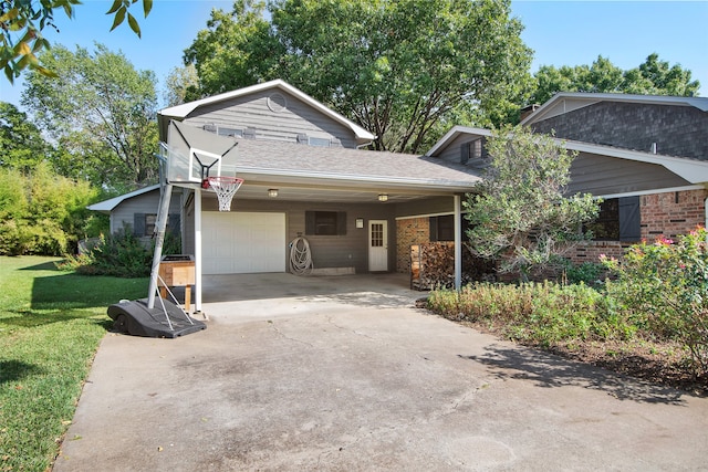 view of front of property featuring a carport and a front yard