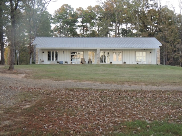 single story home with a front lawn