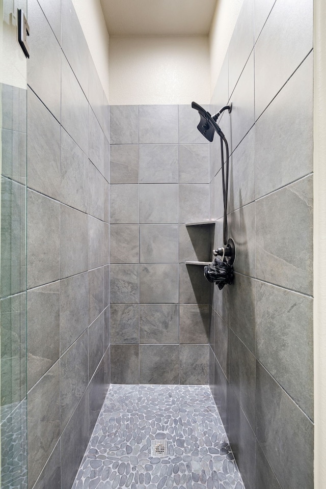 bathroom featuring a tile shower